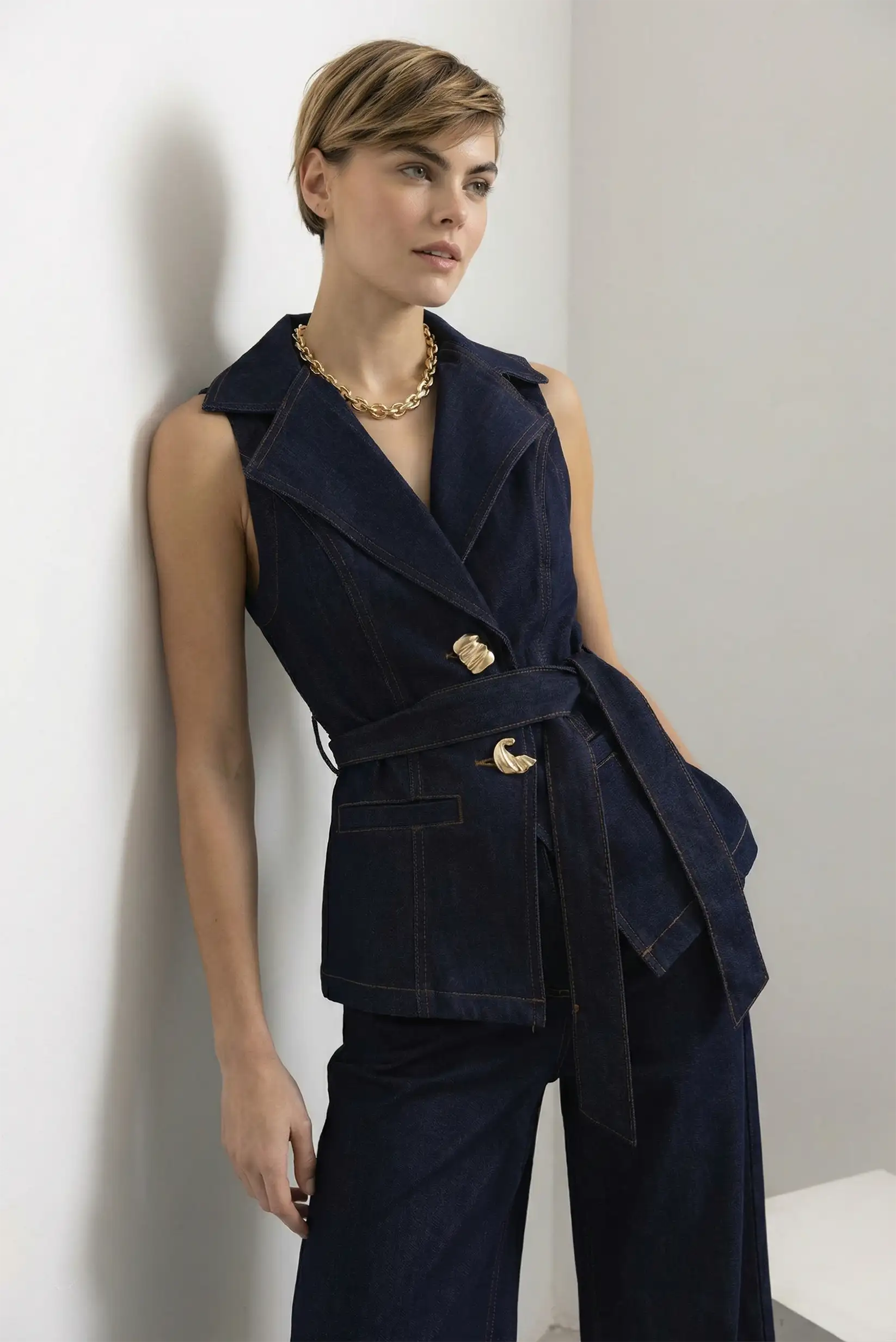 Mujer con chaleco vaquero oscuro sin mangas, estilo casual de primavera, moda CHICA del Sur