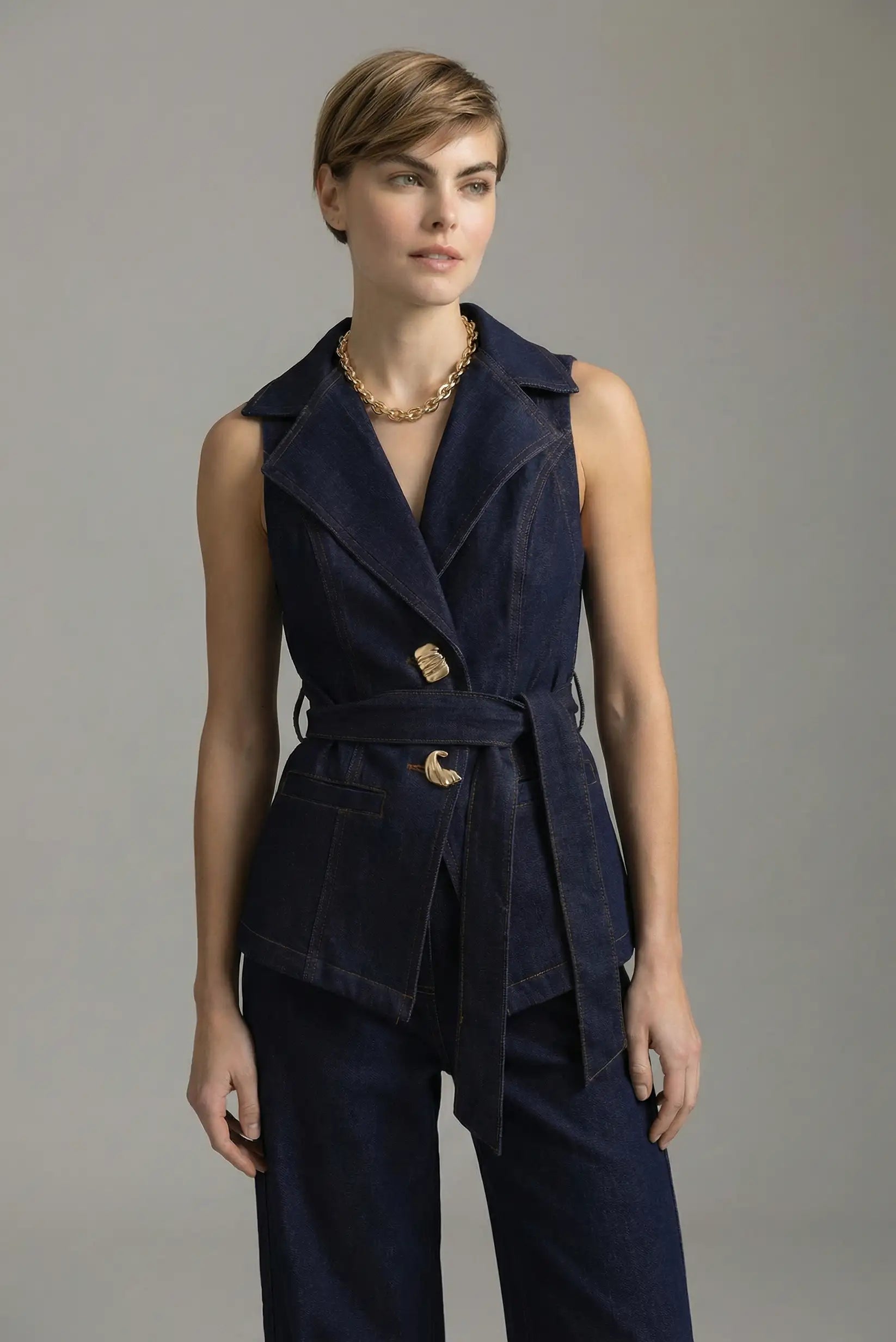 Mujer con chaleco vaquero azul marino, moda casual CHICA del Sur, fondo neutro.