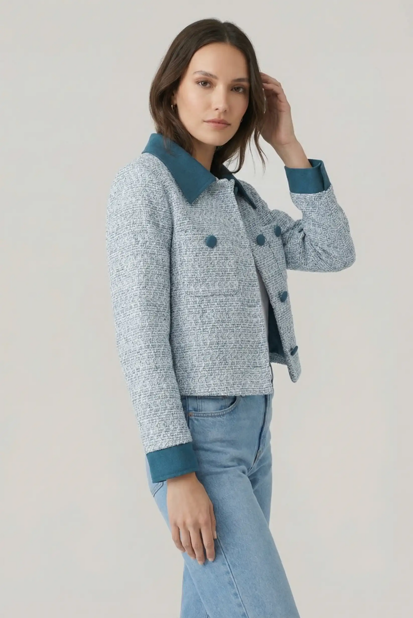 Mujer con chaqueta azul corta de primavera y jeans, moda casual CHICA del Sur.