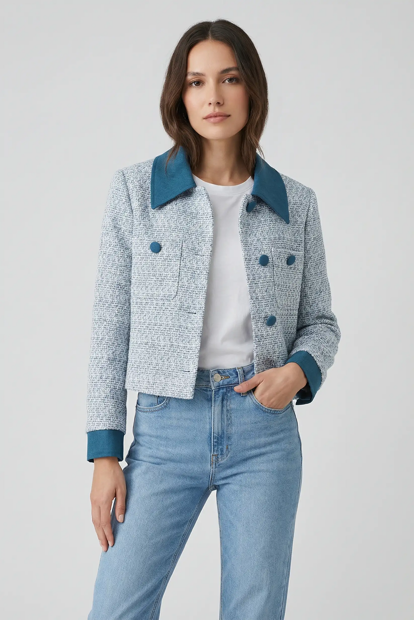 Mujer con chaqueta azul corta de primavera, moda femenina casual CHICA del Sur.