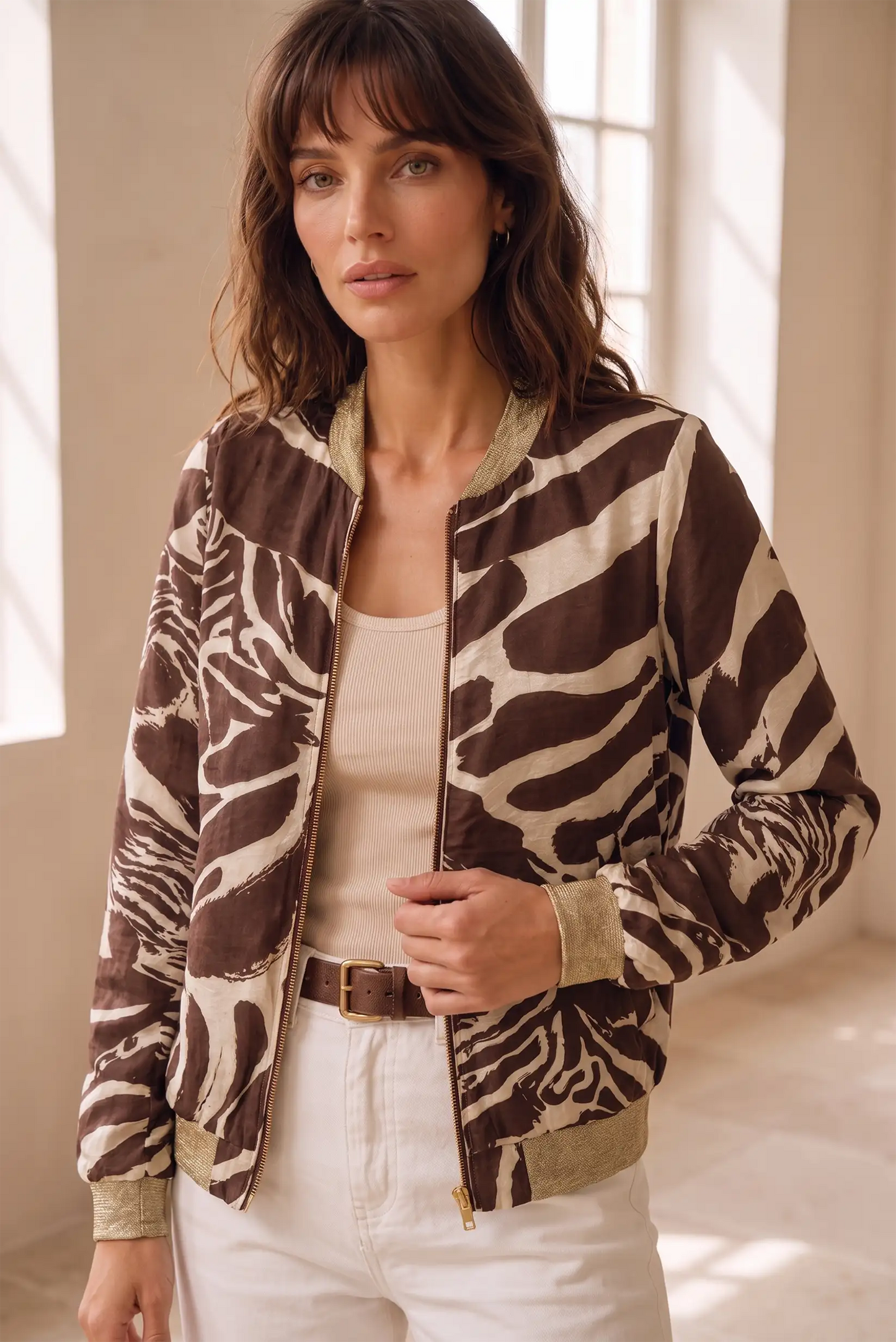 Mujer vistiendo chaqueta bomber con estampado animal en tonos marrón y beige