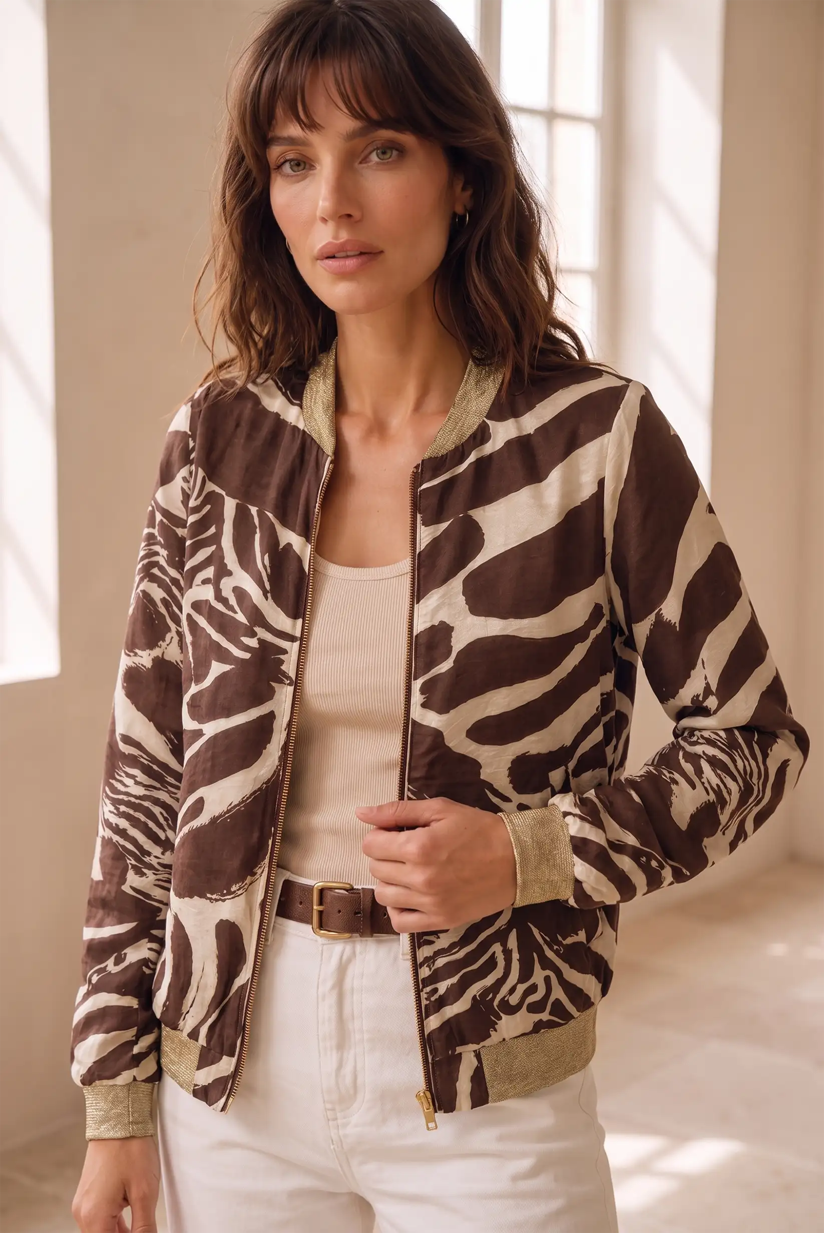 Mujer vistiendo chaqueta bomber con estampado animal en tonos marrón y beige