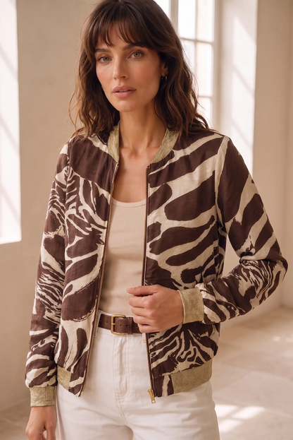 Mujer vistiendo chaqueta bomber con estampado animal en tonos marrón y beige