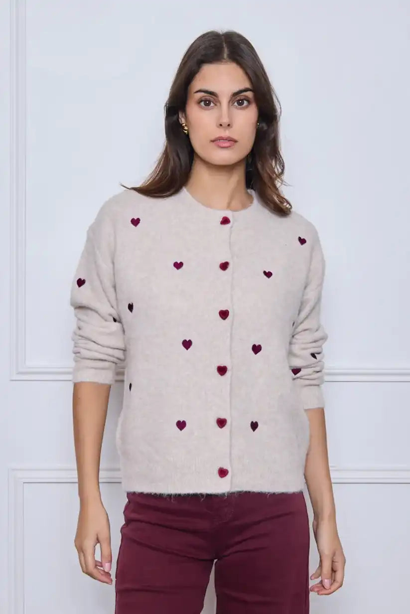 Chaqueta mujer cardigan beige con corazones bordados burdeos - CHICA del Sur