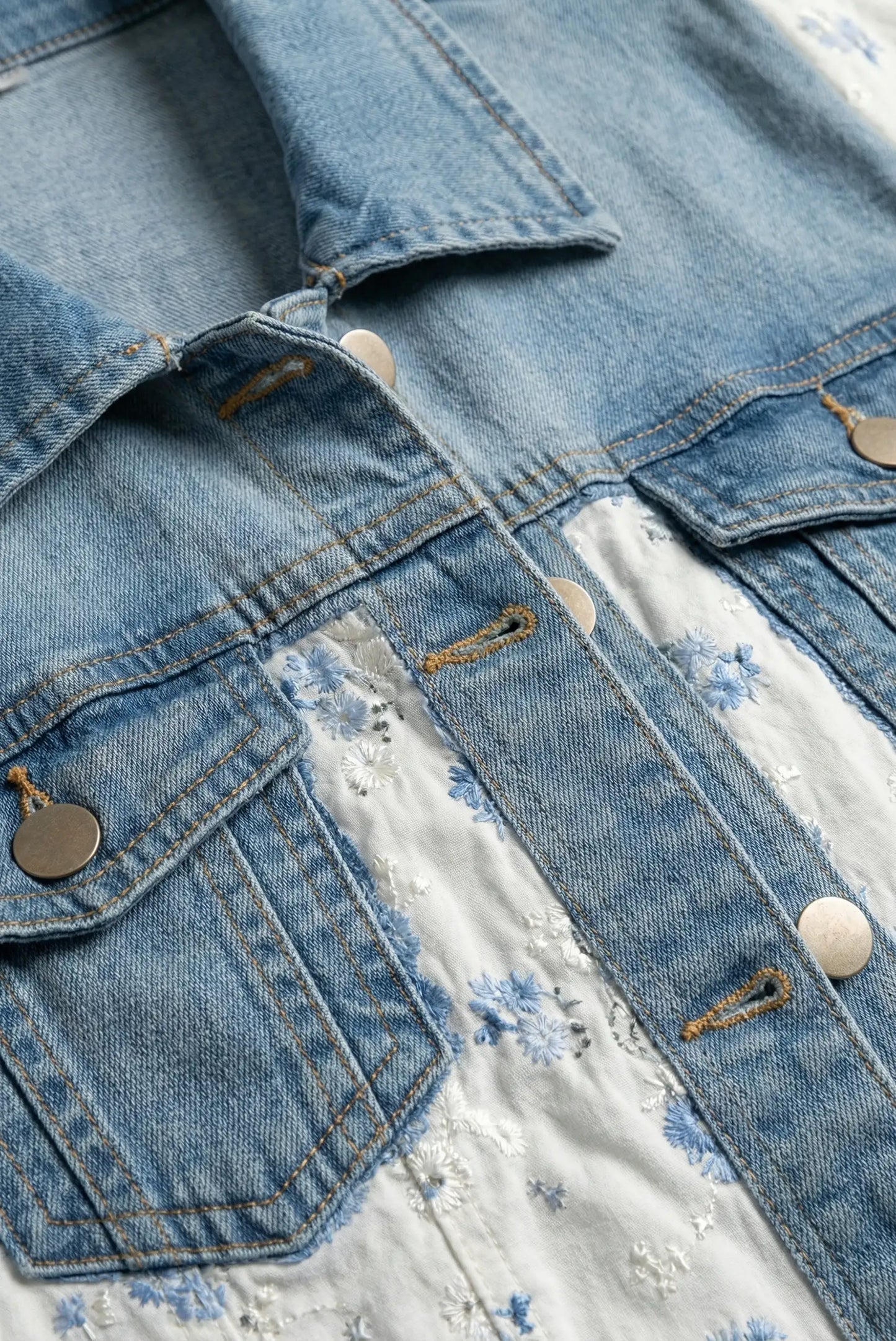 Chaqueta vaquera de mujer azul y blanca con detalles florales bordados, moda CHICA del Sur