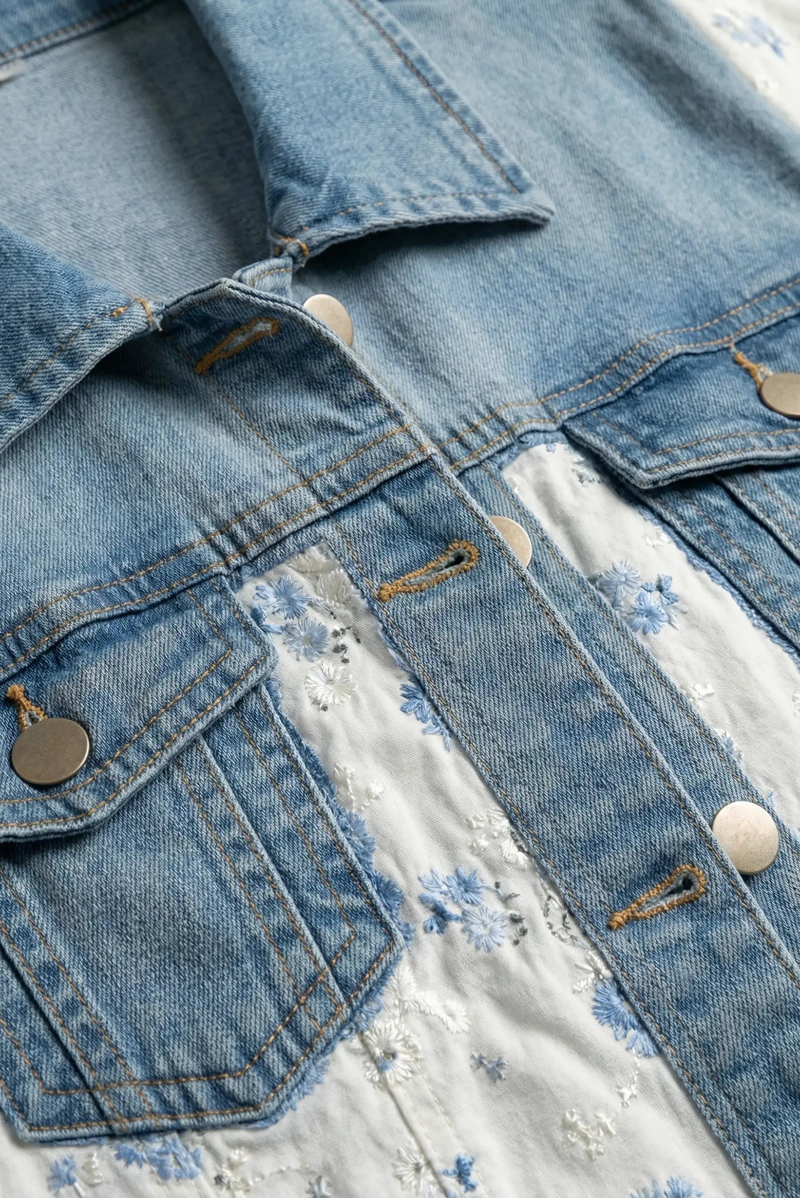 Chaqueta vaquera de mujer azul y blanca con detalles florales bordados, moda CHICA del Sur