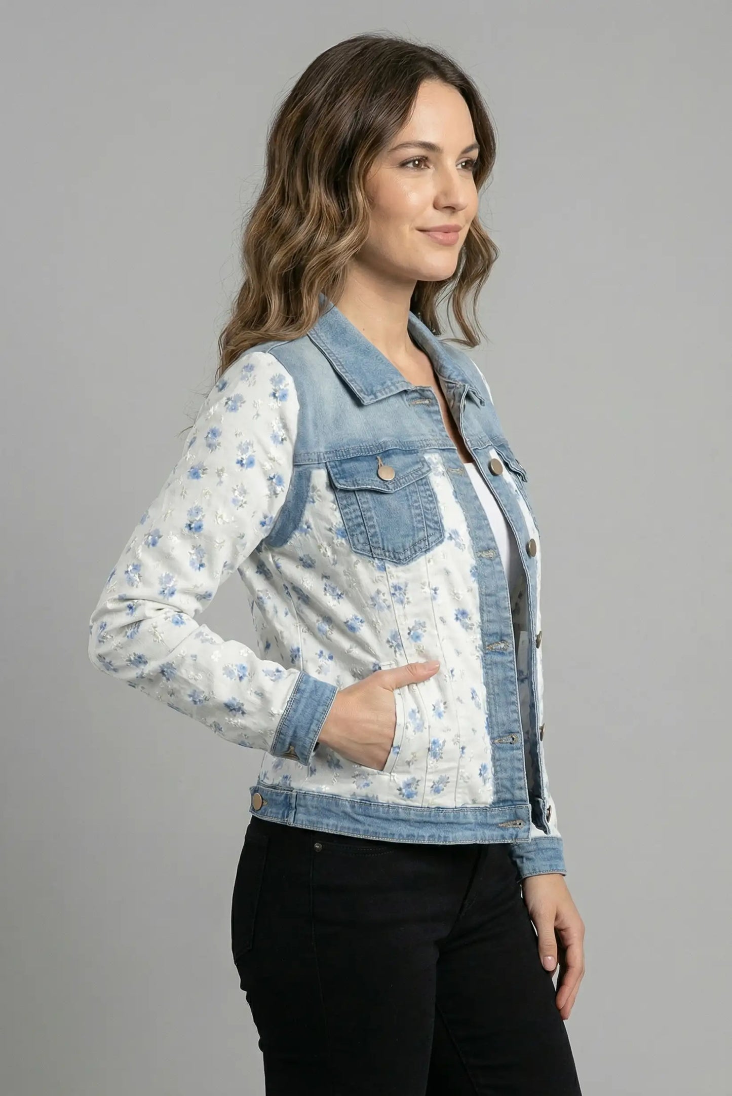 Chaqueta vaquera mujer azul y blanca con flores, moda casual femenina CHICA del Sur