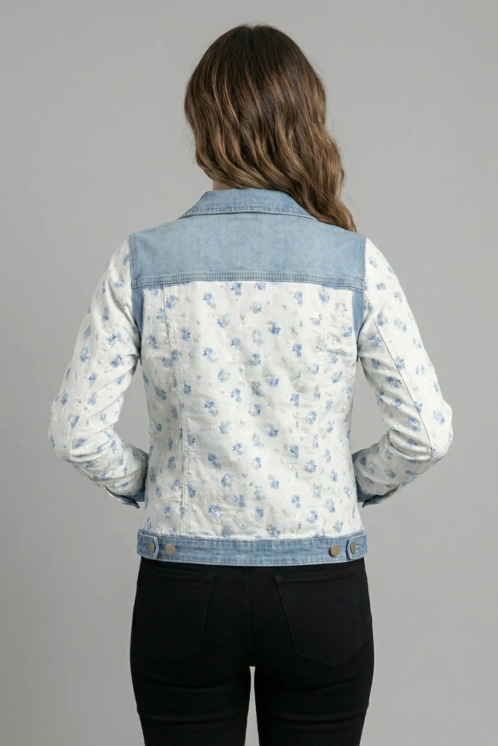 Chaqueta denim mujer azul y blanca con flores, moda femenina casual CHICA del Sur