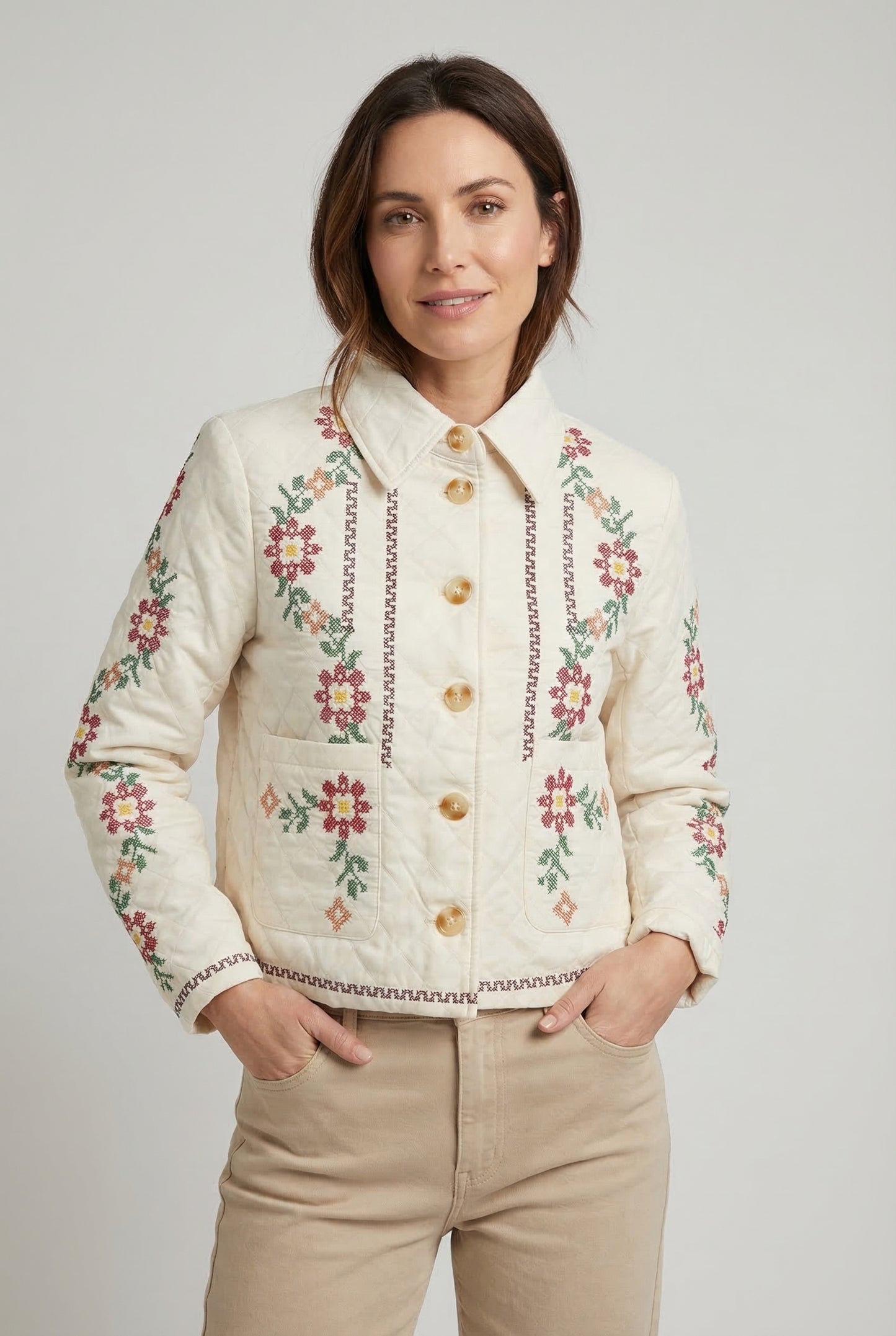 Chaqueta beige mujer con bordados florales, estilo casual, fondo neutro