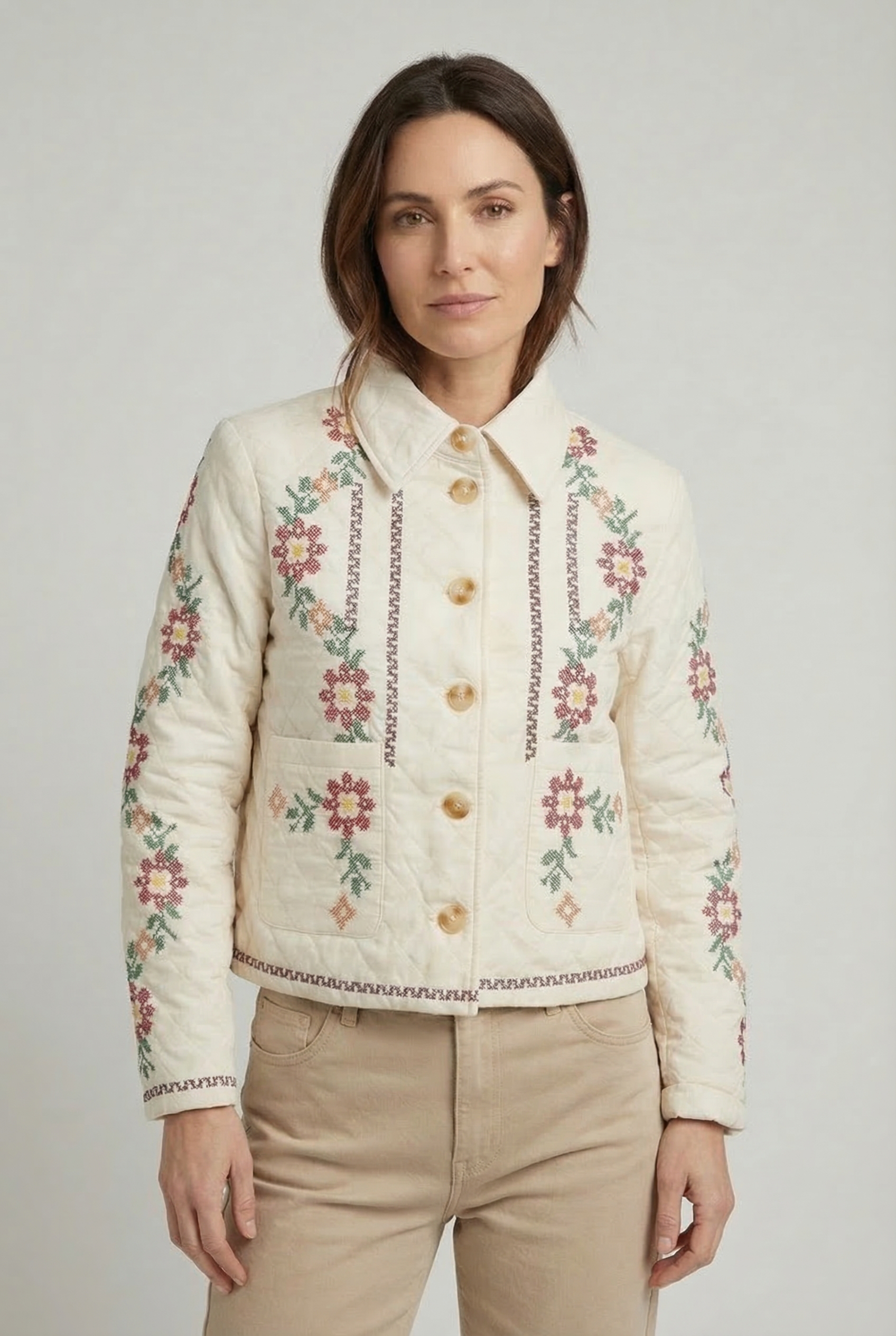 Chaqueta beige de mujer con bordados florales coloridos y botones, estilo casual