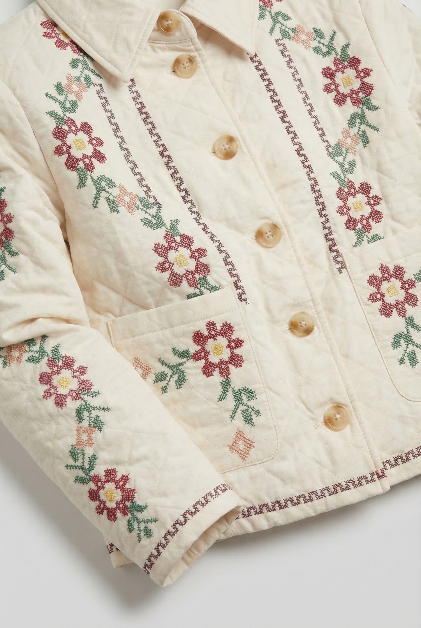 Chaqueta mujer beige con bordados florales, botones grandes y diseño casual moderno