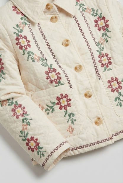 Chaqueta mujer beige con bordados florales, botones grandes y diseño casual moderno