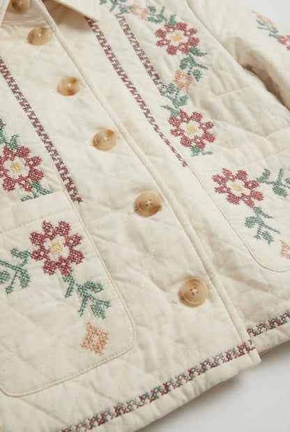 Chaqueta beige de mujer acolchada con bordados florales y botones marrones