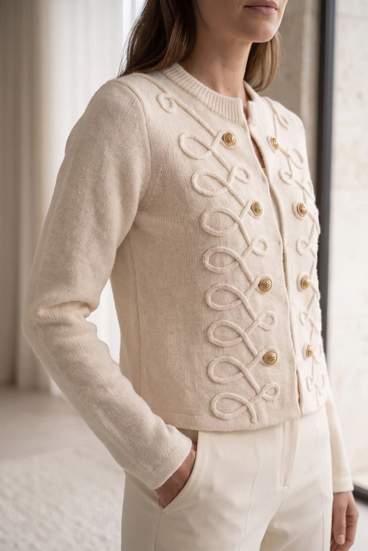Chaqueta de mujer beige estilo militar de CHICA del Sur con botones dorados y detalles trenzados
