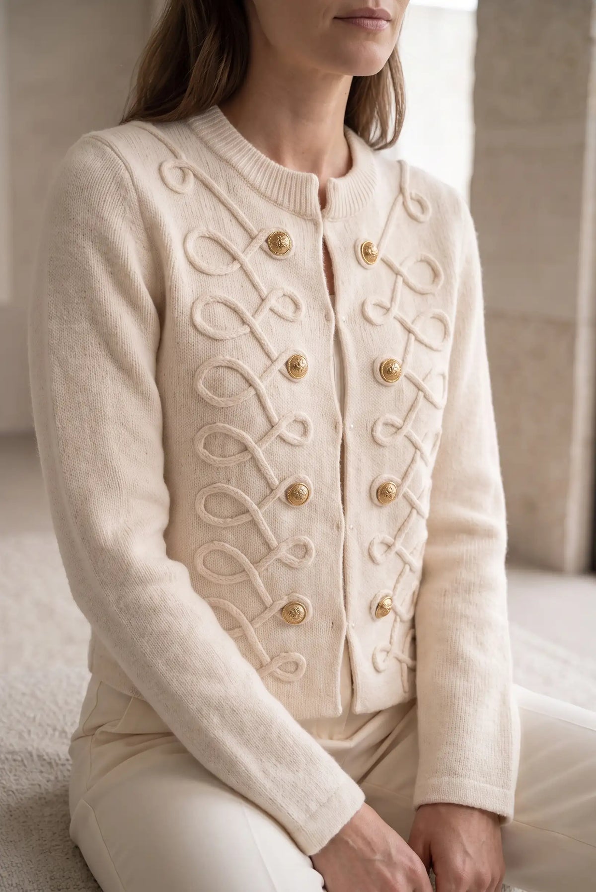 Chaqueta de mujer beige estilo militar de CHICA del Sur con botones dorados y bordados.