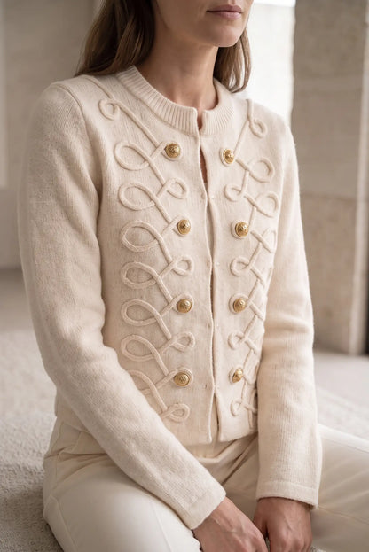 Chaqueta de mujer beige estilo militar de CHICA del Sur con botones dorados y bordados.
