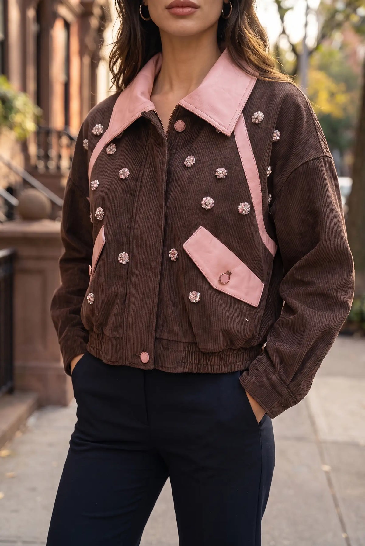 Chaqueta de pana marrón para mujer de CHICA del Sur con detalles en rosa y pedrería.