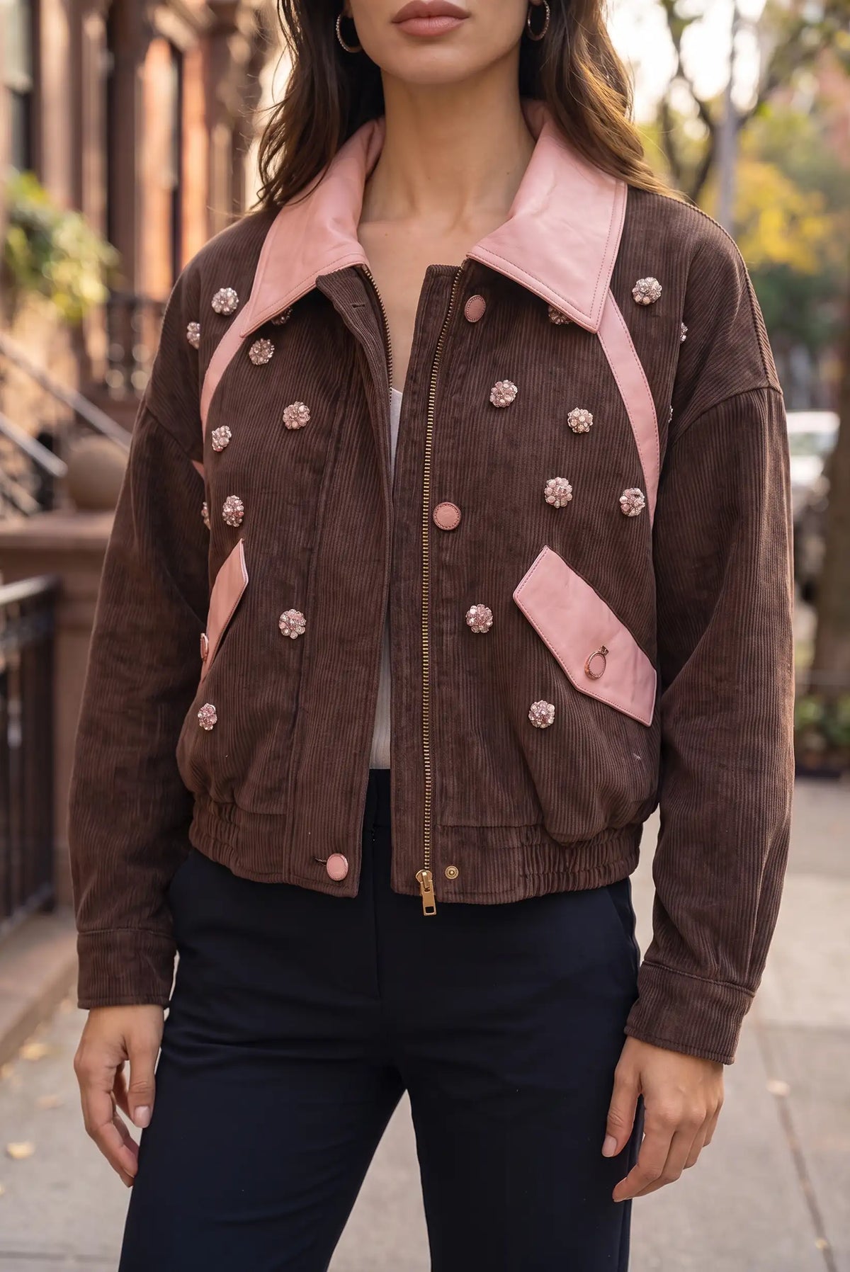 Chaqueta de pana marrón para mujer de CHICA del Sur con detalles rosas y pedrería.