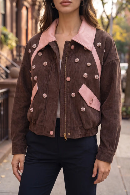 Chaqueta de pana marrón para mujer de CHICA del Sur con detalles rosas y pedrería.