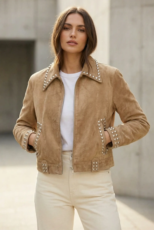 Mujer con chaqueta corta camel de ante con tachuelas, moda casual CHICA del Sur