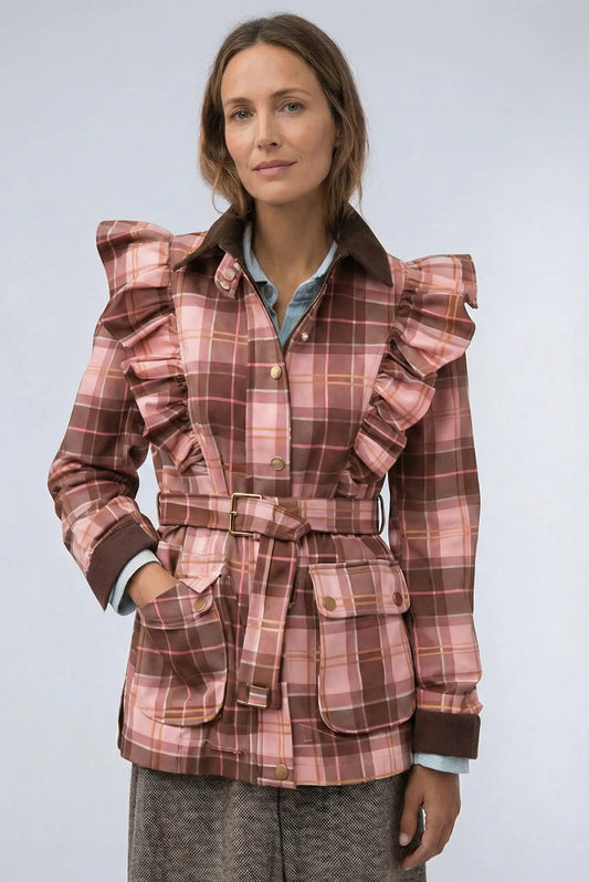 Mujer con chaqueta de cuadros rosas tipo Barbour, moda femenina CHICA del Sur