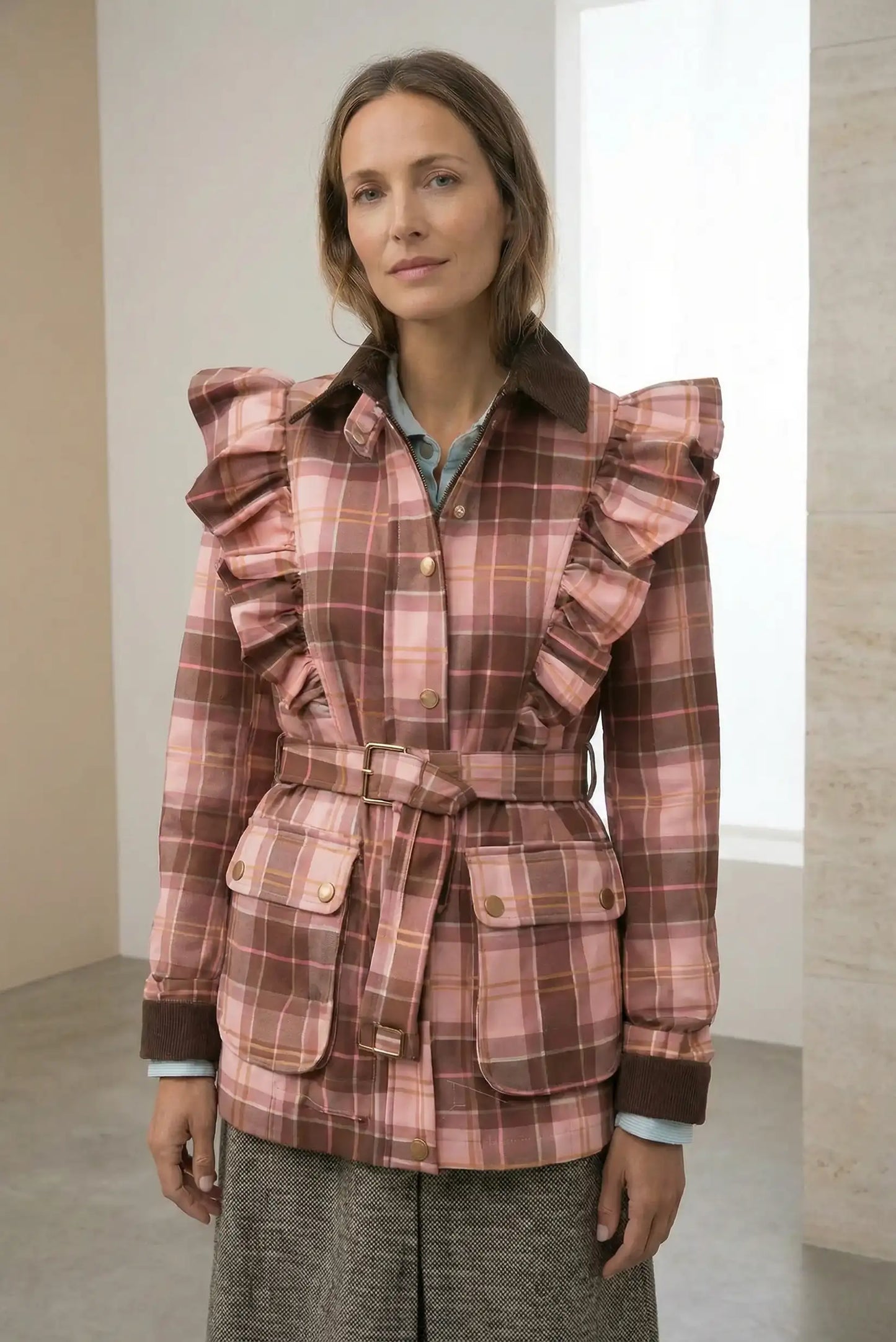 Chaqueta de mujer tipo Barbour de cuadros rosas con volantes y cinturón, moda casual elegante.