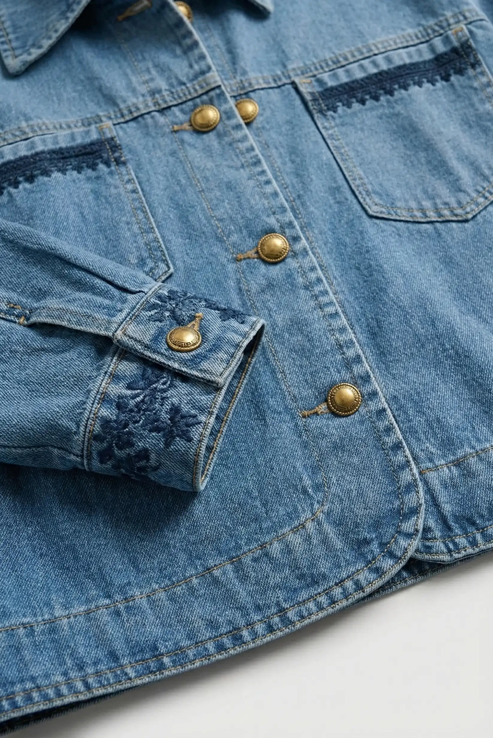 Chaqueta vaquera mujer primavera con botones dorados y bordado floral azul, CHICA del Sur
