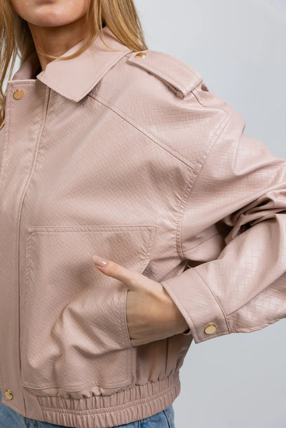 Chaqueta de mujer rosa claro en polipiel con textura y botones dorados, estilo casual.