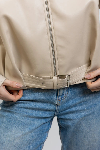 Chaqueta corta de polipiel beige para mujer con cinturón y cremallera, detalle frontal