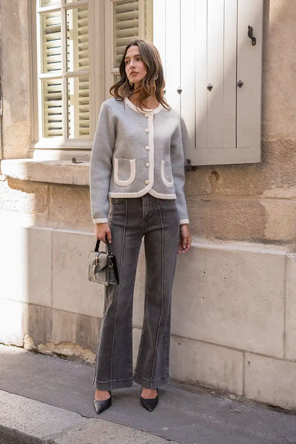 Chaqueta Gris Mujer con Ribete Beige y Botones Dorados Elegante - CHICA del Sur