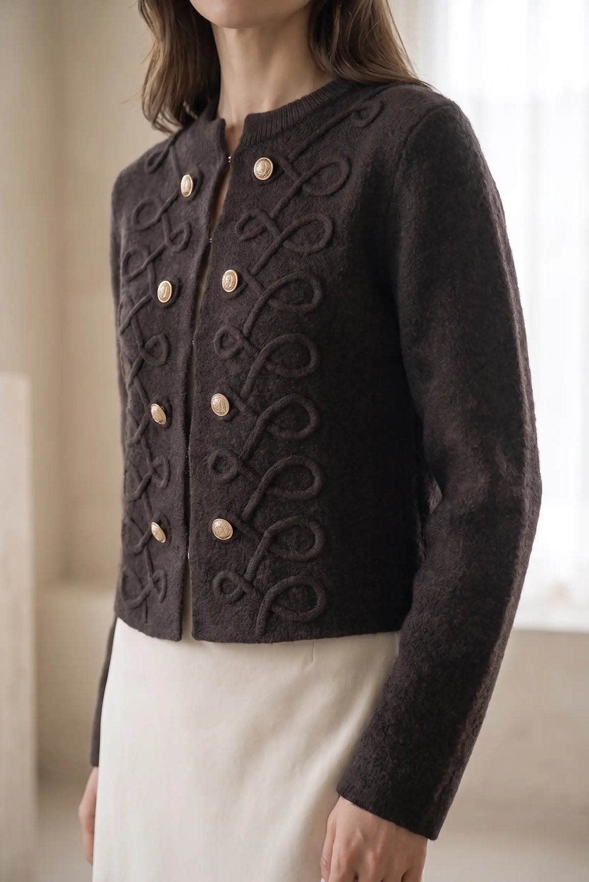 Chaqueta marrón chocolate estilo militar de CHICA del Sur con botones dorados y bordados.