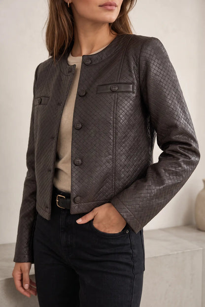 Chaqueta de cuero marrón con textura trenzada, botones y bolsillos, ideal para moda femenina