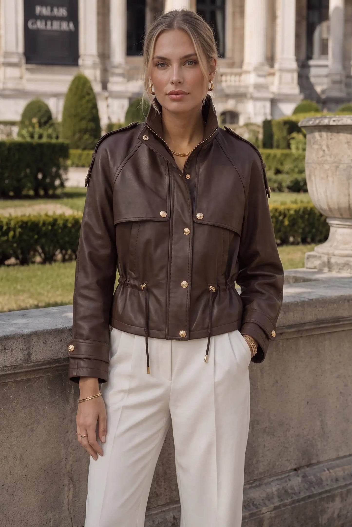 Chaqueta de cuero marrón con botones dorados y pantalones blancos, moda femenina elegante
