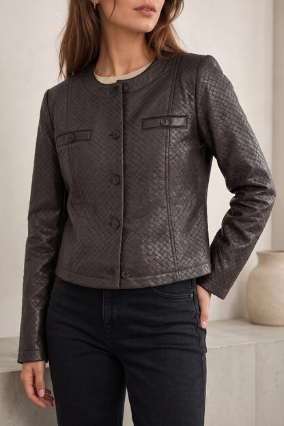 Chaqueta de cuero marrón con textura trenzada y botones, ideal para moda femenina