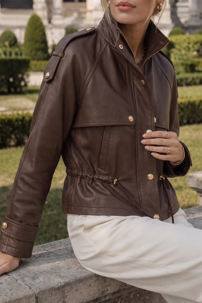 Chaqueta marrón de cuero con botones dorados y cintura elástica, ideal para moda femenina
