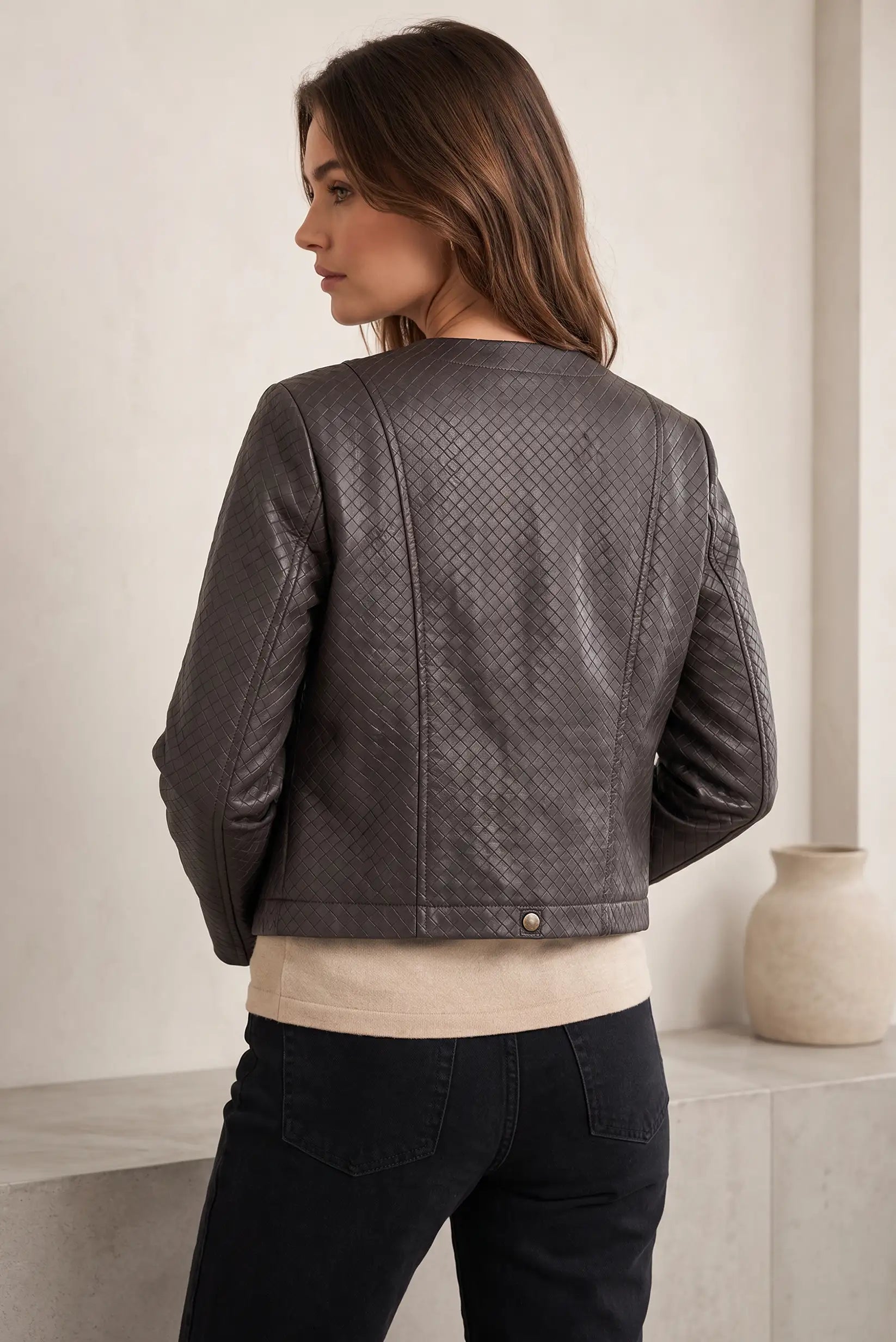 Chaqueta de cuero gris con textura acolchada, ideal para moda femenina y complementos elegantes
