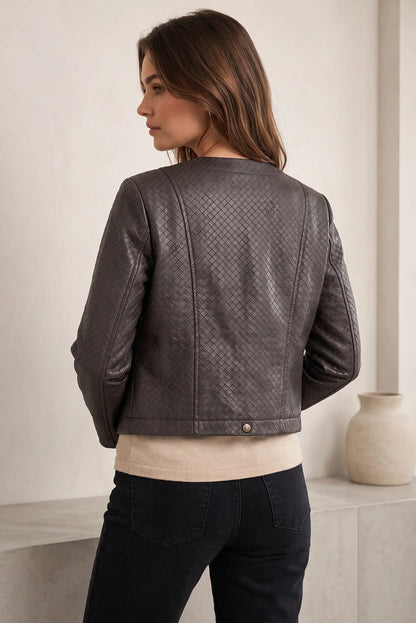 Chaqueta de cuero gris con textura acolchada, ideal para moda femenina y complementos elegantes