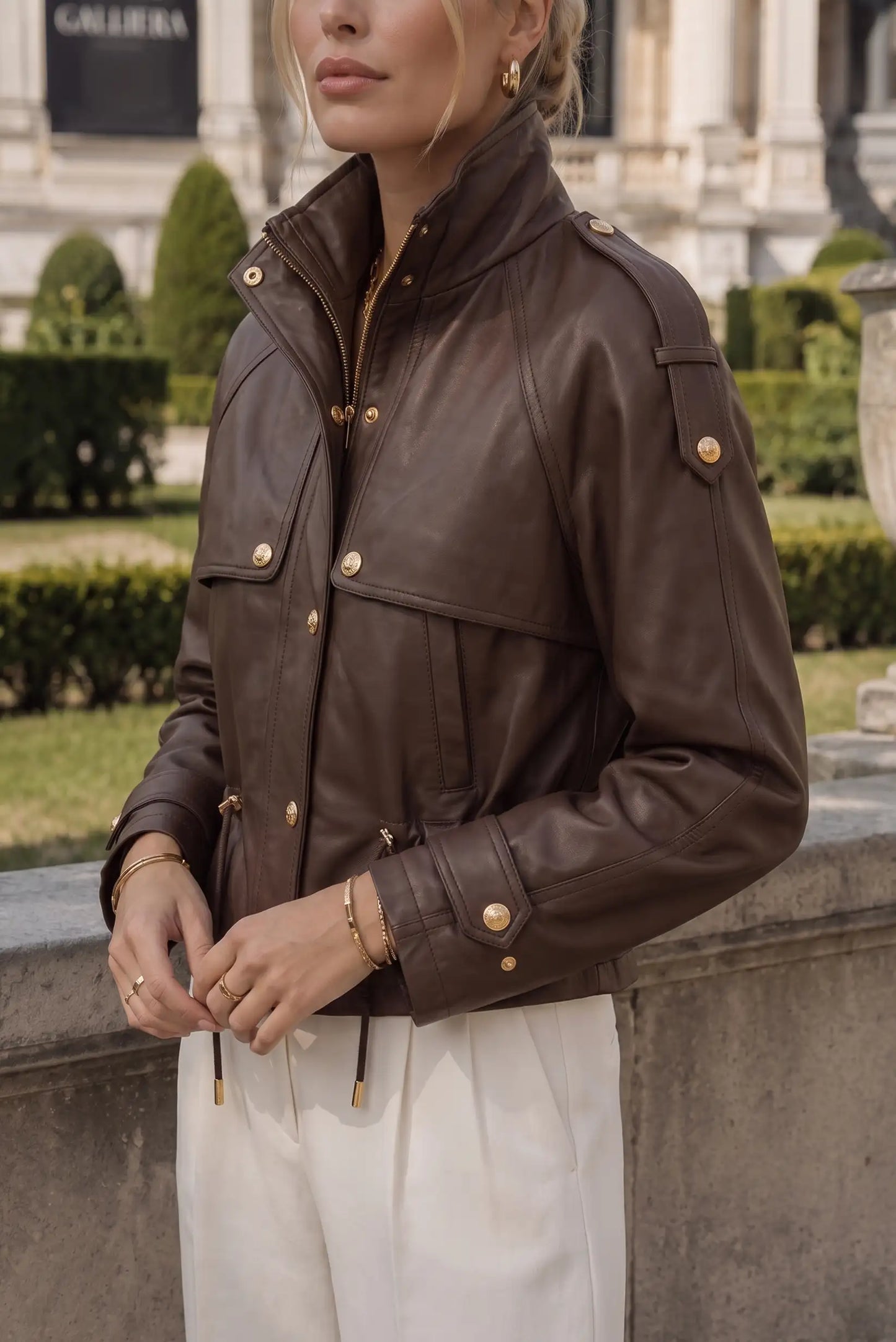 Chaqueta de cuero marrón con botones dorados, estilo militar, para mujer. Moda femenina elegante y versátil.