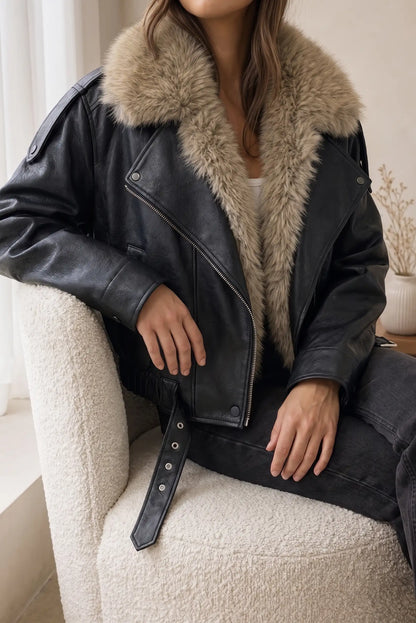 Chaqueta de cuero negra con forro de piel sintética, ideal para moda femenina y complementos