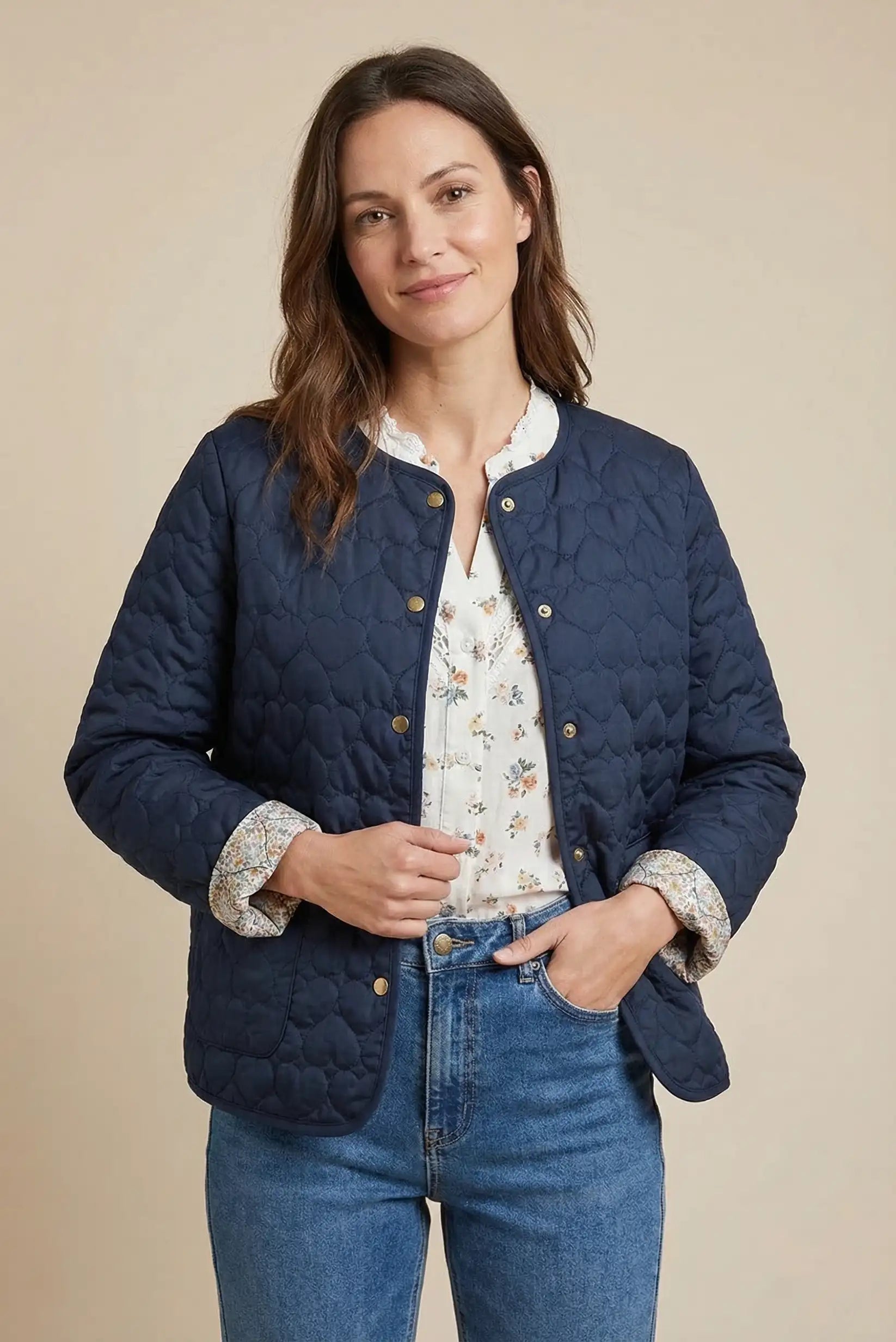 Chaqueta acolchada mujer azul marino con corazones, look casual primavera
