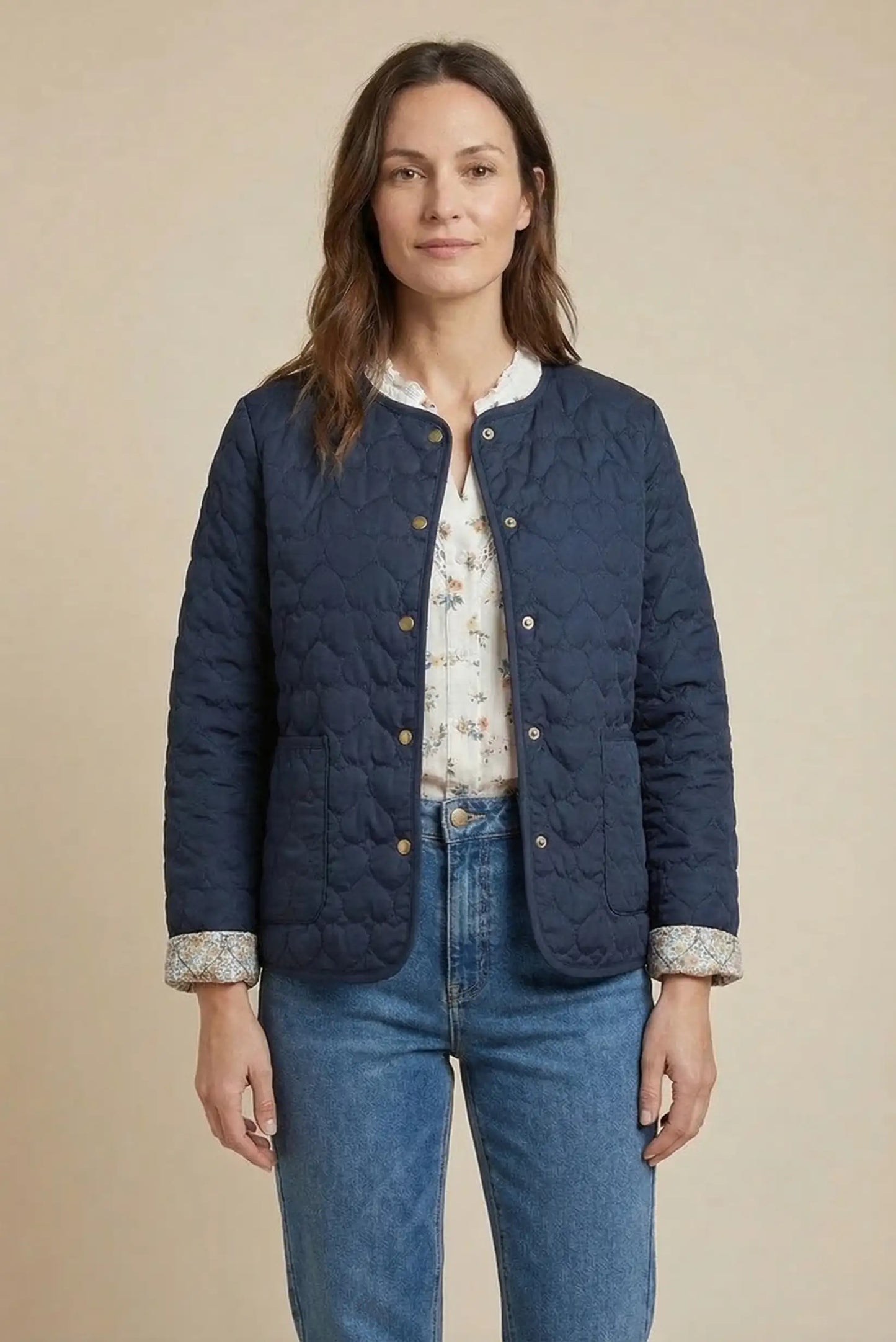 Chaqueta acolchada mujer azul marino con diseño de corazones, camisa floral y vaqueros