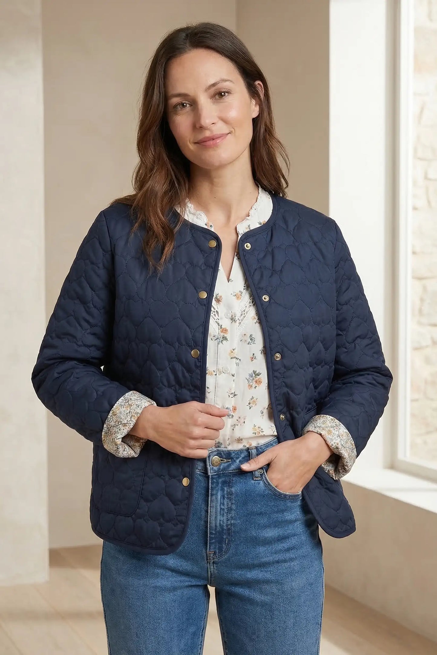 Chaqueta acolchada azul marino mujer primavera con corazones y botones dorados