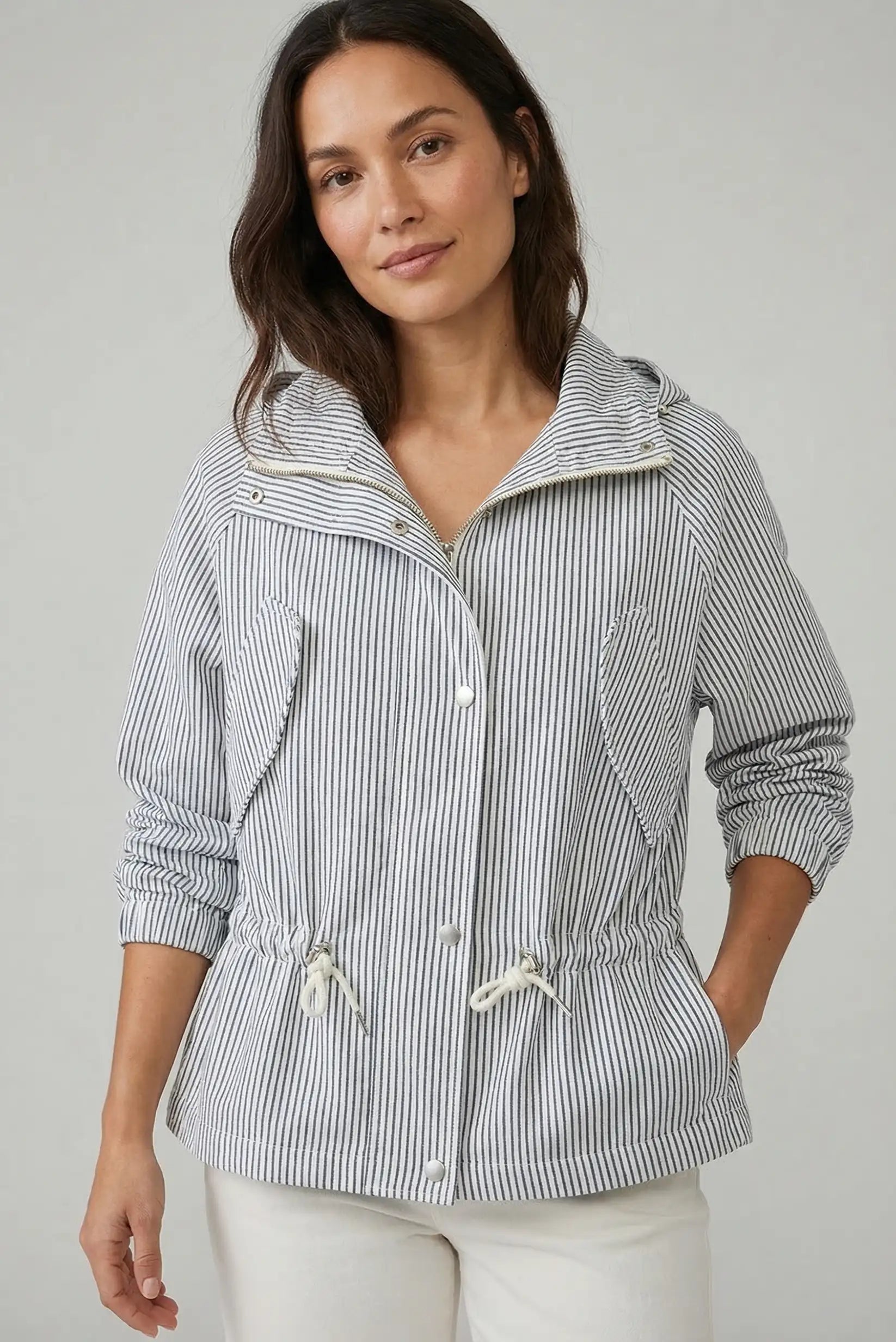 Mujer con chaqueta azul a rayas finas, estilo casual, perfecta para primavera