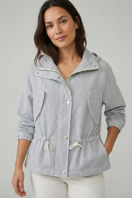 Mujer con chaqueta azul a rayas finas, estilo casual, perfecta para primavera