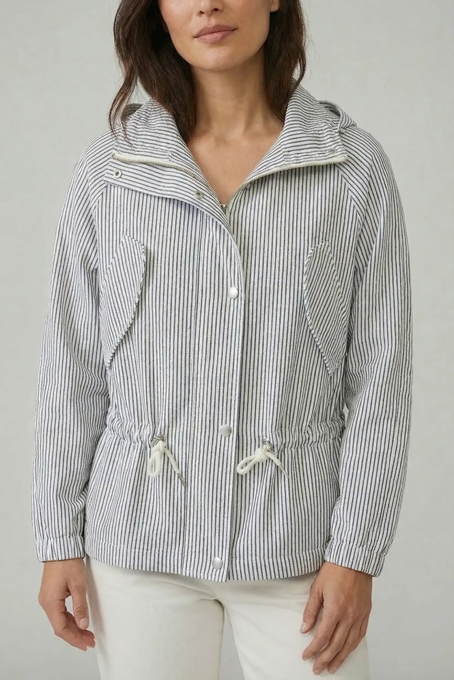 Chaqueta de mujer azul con rayas finas, botones y cordones, estilo casual de primavera.