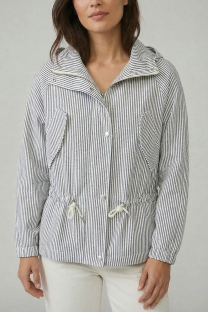 Chaqueta de mujer azul con rayas finas, botones y cordones, estilo casual de primavera.