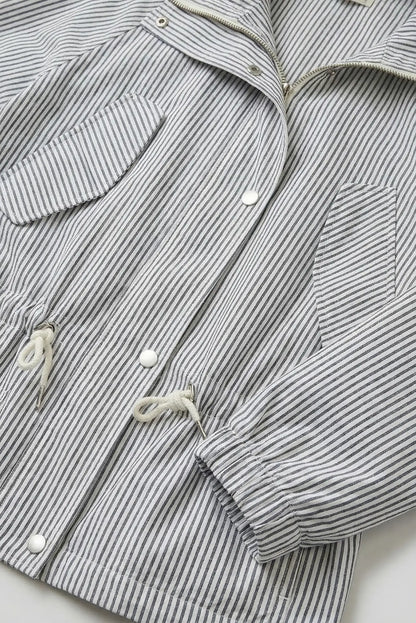 Chaqueta de mujer primaveral azul con rayas finas y bolsillos, estilo casual.