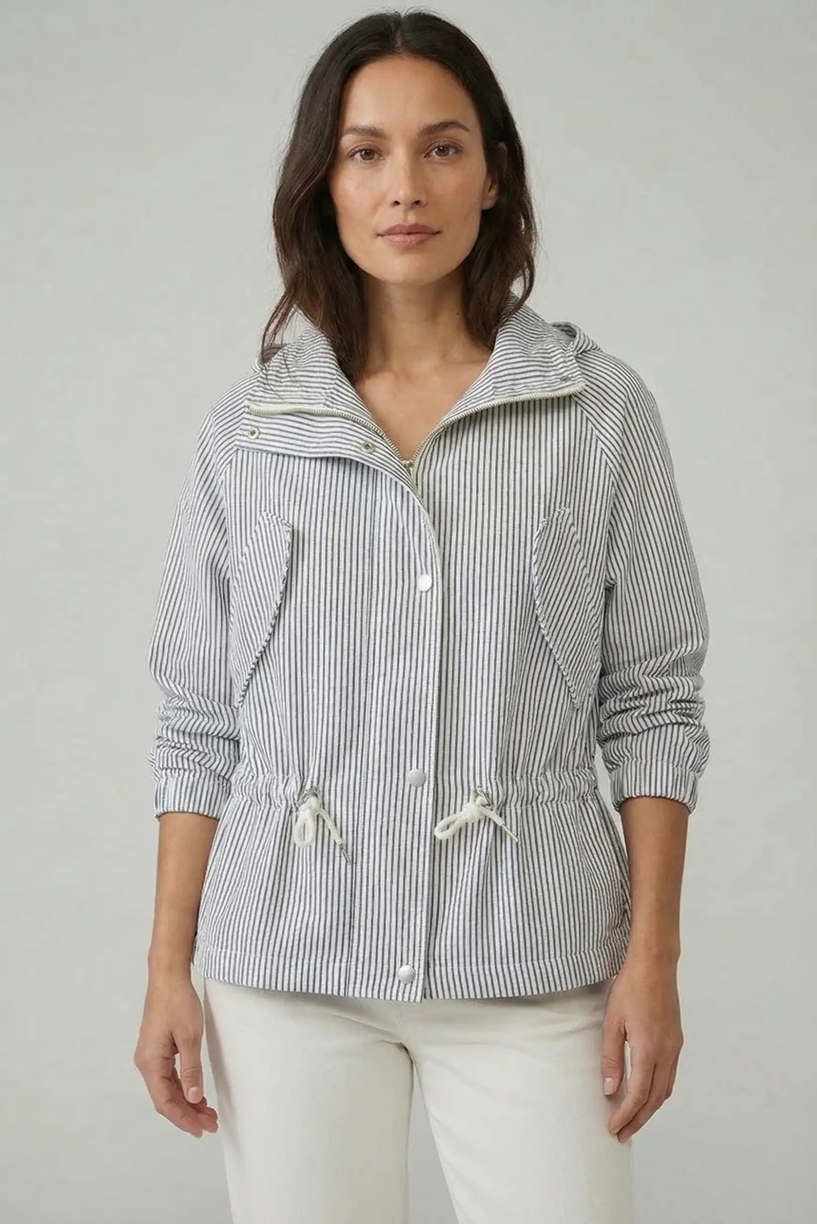 Mujer con chaqueta de primavera azul de rayas finas, manga larga, look casual