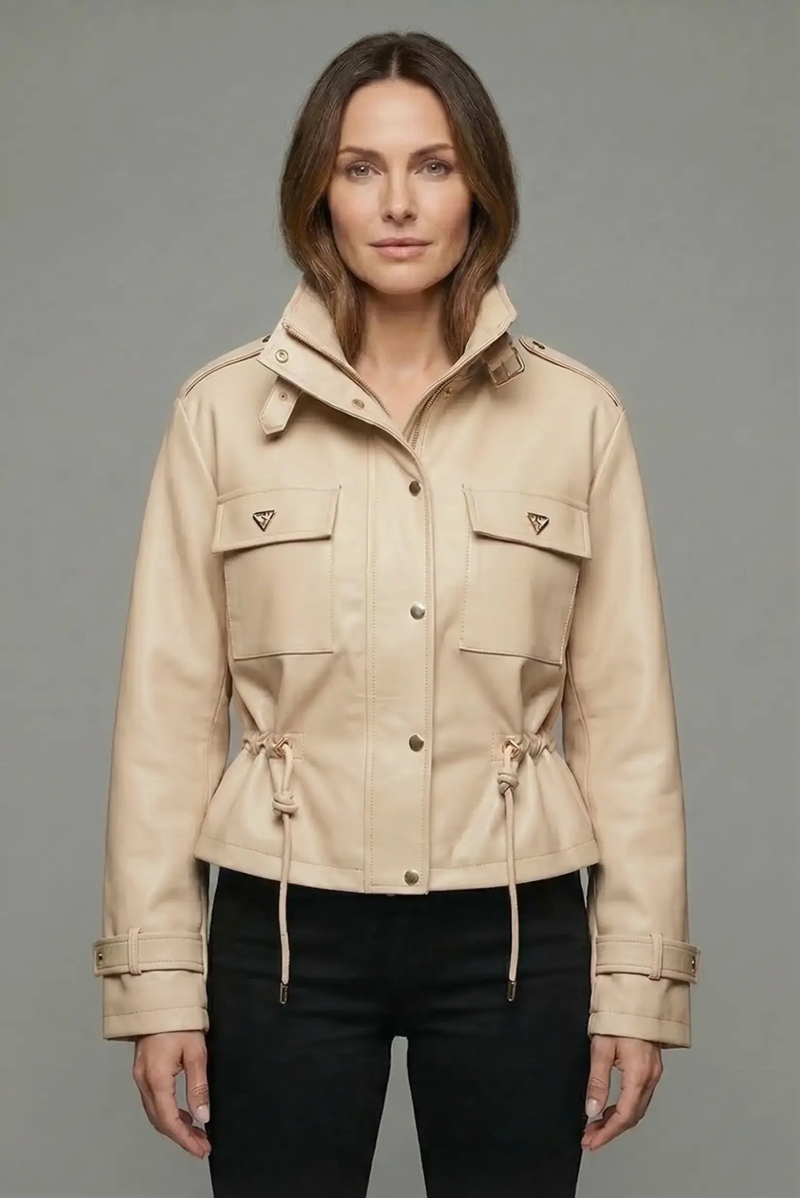 Mujer con chaqueta beige de polipiel, bolsillos frontales y ajuste en la cintura
