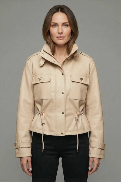 Mujer con chaqueta beige de polipiel, bolsillos frontales y ajuste en la cintura